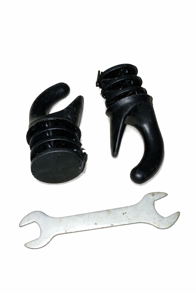 Rubber Scupper Plug With Wrench